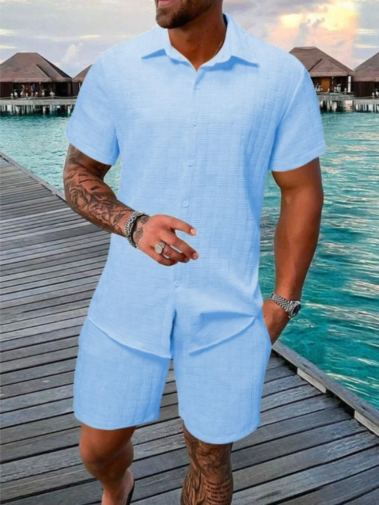 Allsidig menns sommerantrekk. Et teksturert todelt sett med skjorte og shorts, ideelt for fritid og reise.