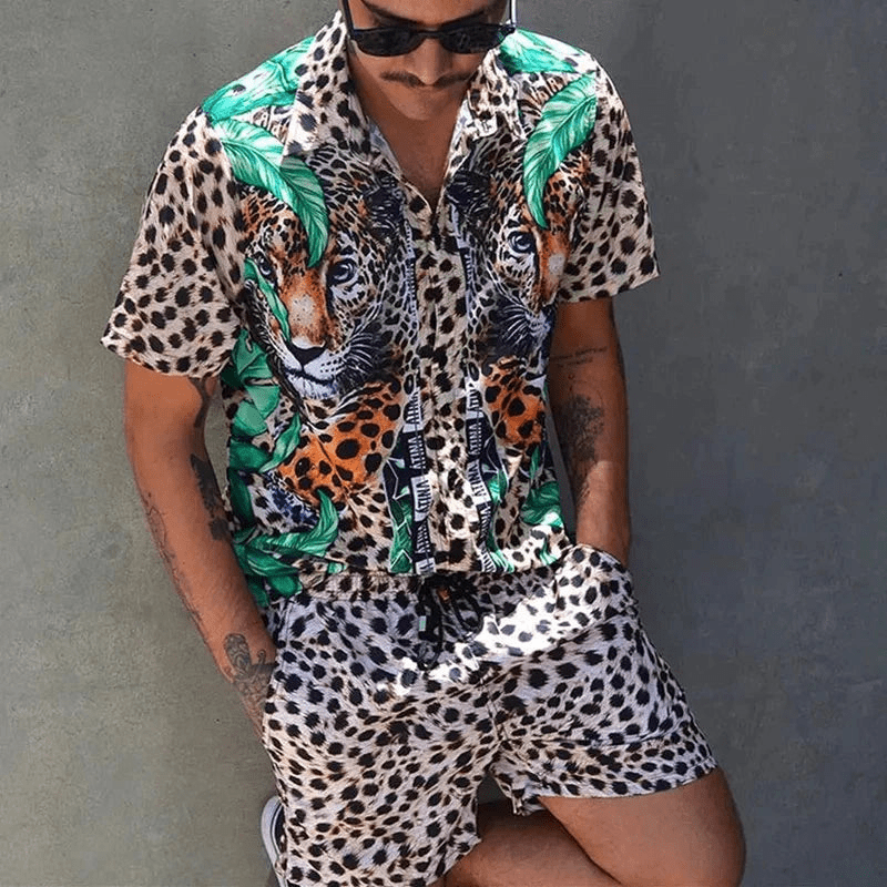 Mann modellert i trendy todelt sommersett med patchwork. Ideelt ferie- og strandantrekk.