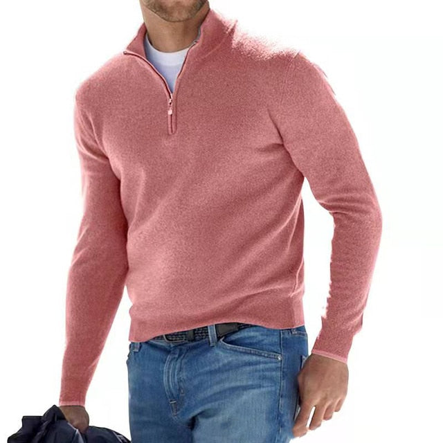 Mann i stilfull V-hals pullover genser med glidelås, ideell for et casual eller smart casual antrekk.