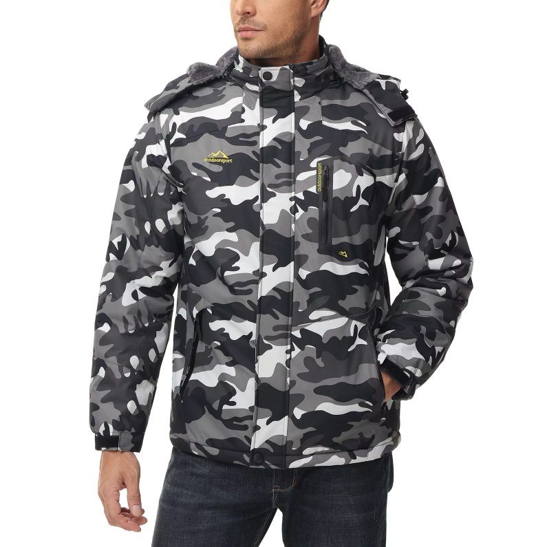 Mannlig modell presenterer vanntett skijakke med fleece, perfekt for kalde dager.
