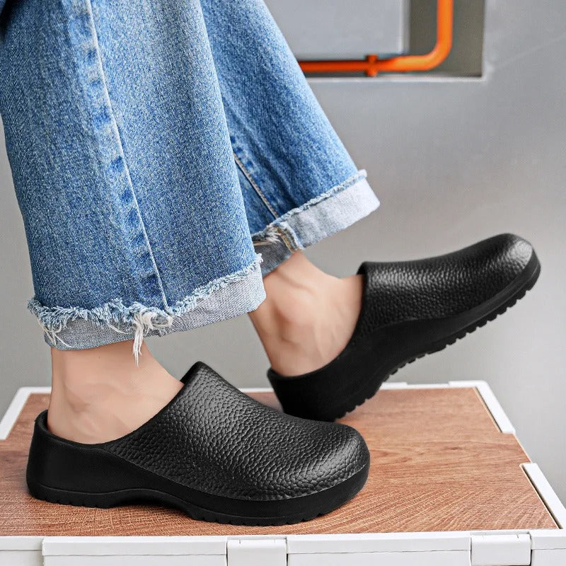 Mann i hagen med vanntette lettvekt slip-on hagesko, komfortabel for utendørsaktiviteter.