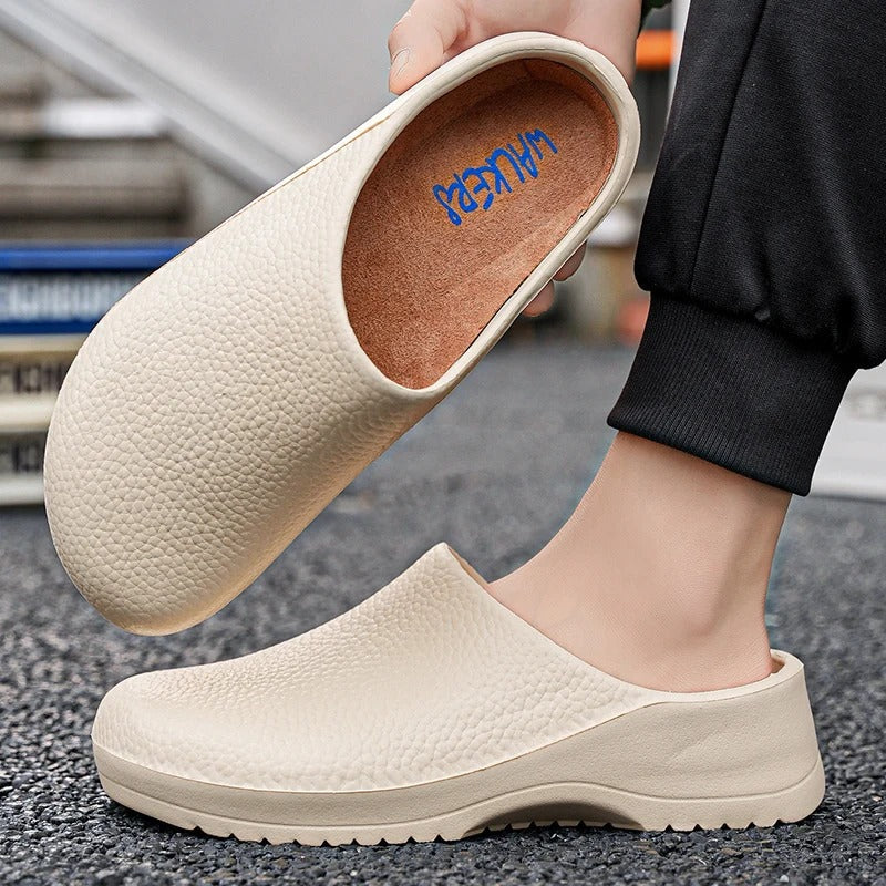Nærbilde av menns lettvekt vanntette hagesko, sklisikker såle, komfortabel slip-on design.