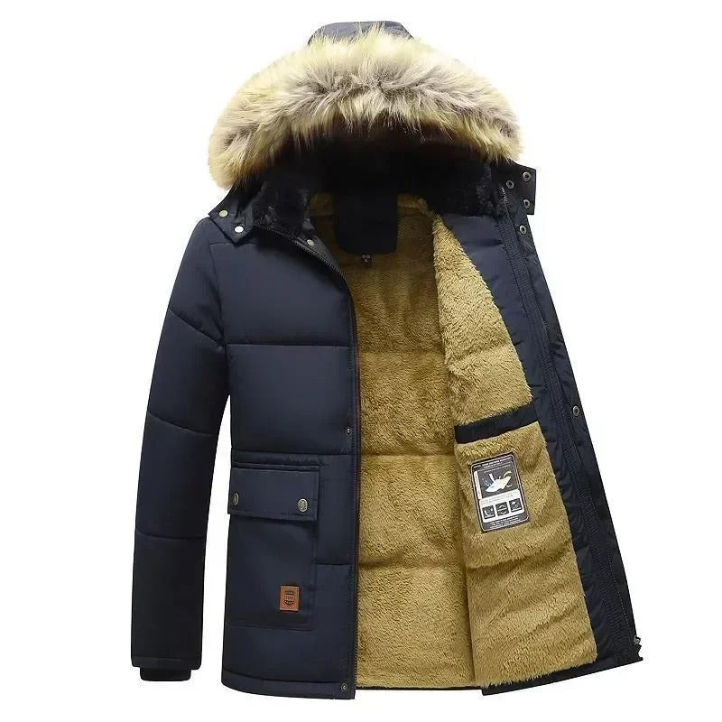 Robust herre parkas med fôret hette og pelsdetaljer, ideell som vinterjakke.