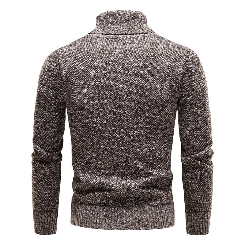 Klassisk herre rullekragegenser i ensfarget design. Varm og moderne for vintermåneder, høy hals.