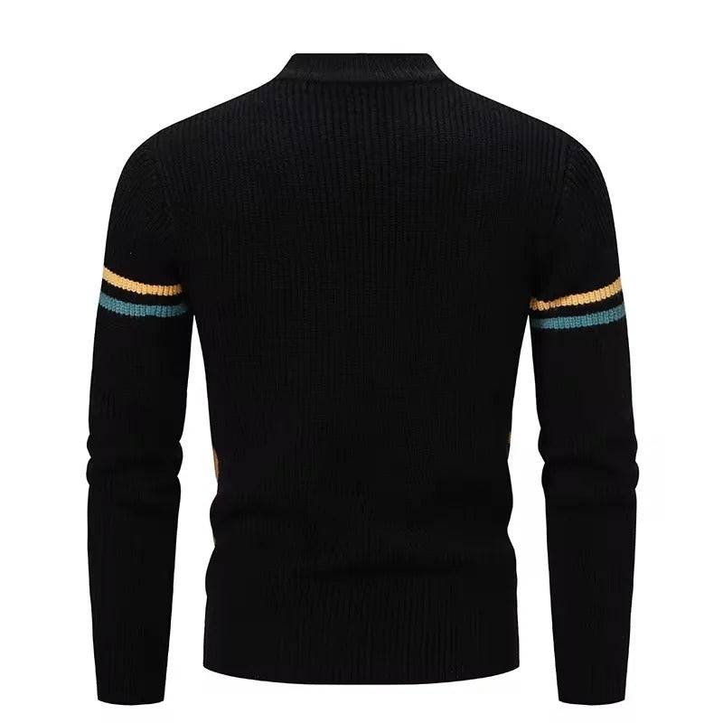 Komfortabel og varm menns strikket genser med høy hals. Perfekt pullover for vintermote.