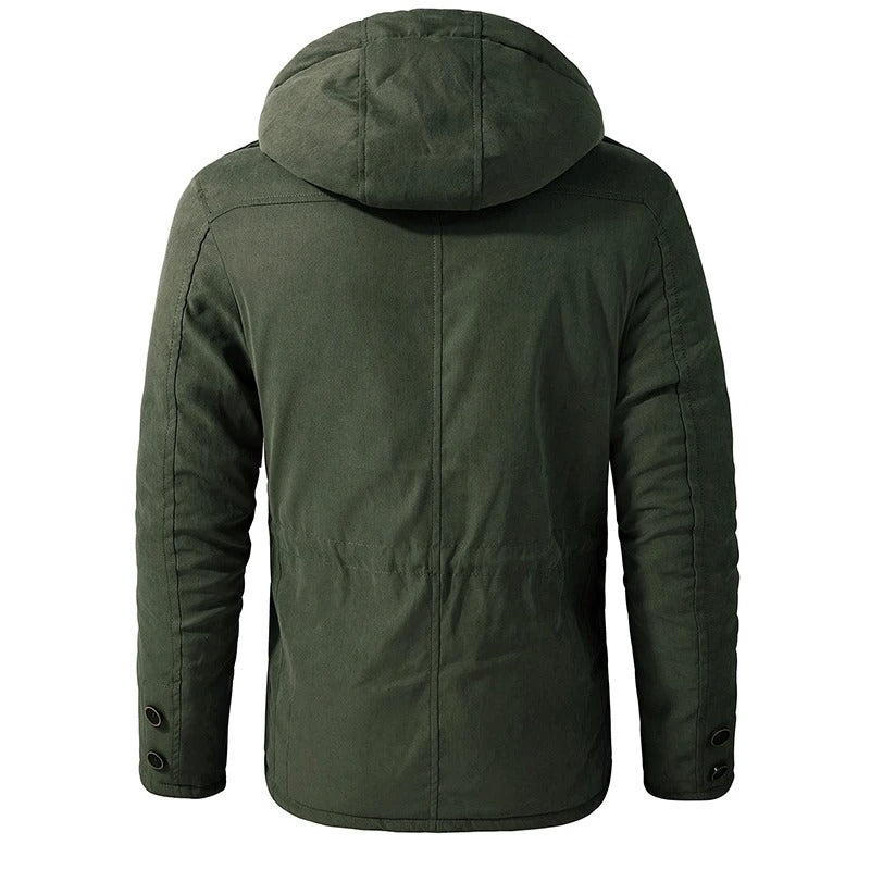 Elegant og varm menns vinterparkas, designet for stil og beskyttelse mot kulden.