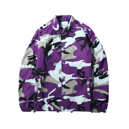 Mann i vindtett kamuflasjejakke under tur. Praktisk og robust herrejakke for høst og vår.