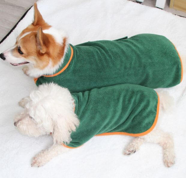 Hundebadekåpe i mikrofiber, ideell for rask tørking og varme etter svømming i vann.