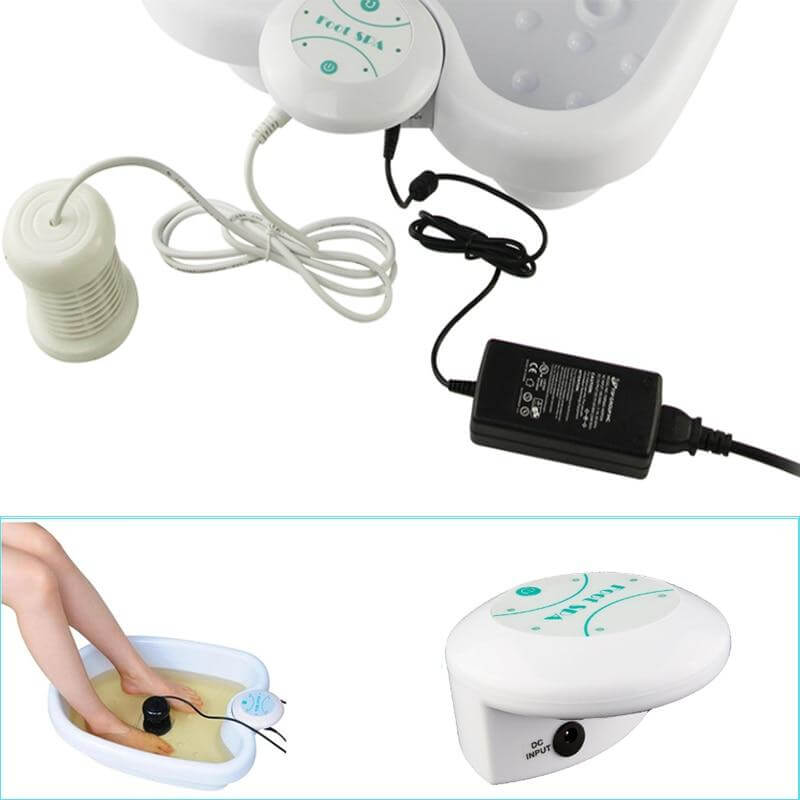 Kvinne som bruker Mini Detox Fot Spa Maskin i sitt hjem for avslapning og velvære.