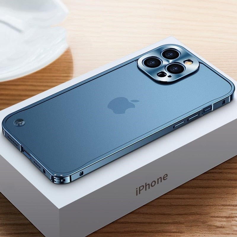 Elegant metall deksel til iPhone 13, minimalistisk aluminiumsramme med støtfangerbeskyttelse.