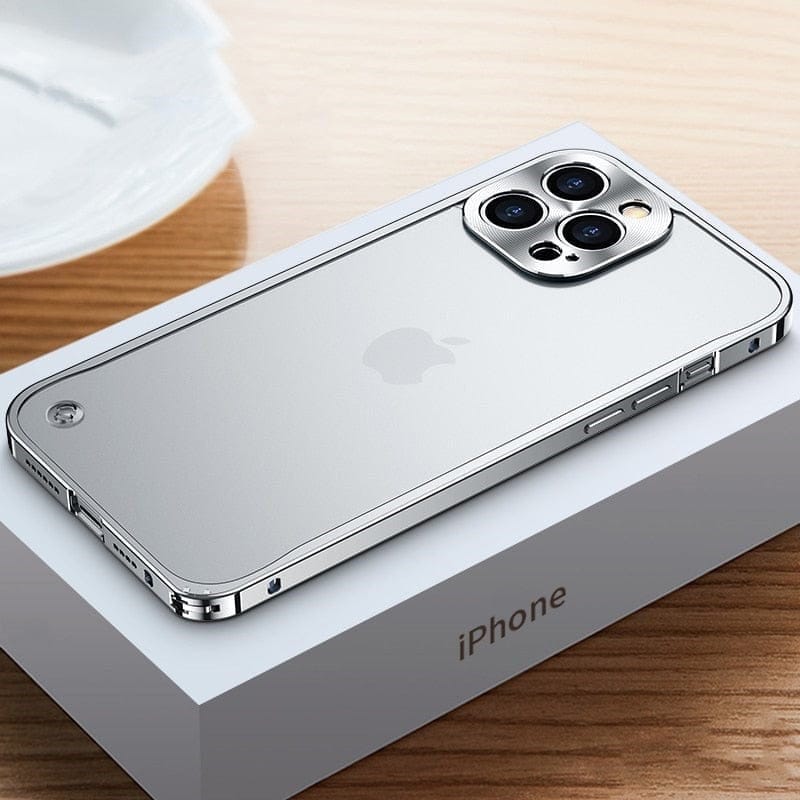 Sort aluminiumsramme iPhone deksel, designet for ekstra støt- og kamerabeskyttelse.