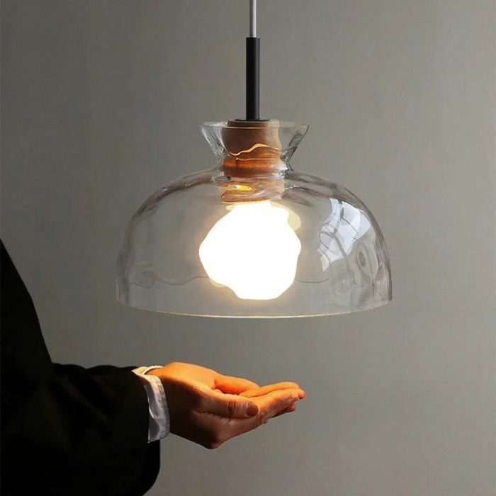 "Minimalistisk Art Ripple glasspendellampe med japansk design og treoppheng, perfekt for moderne interiør."