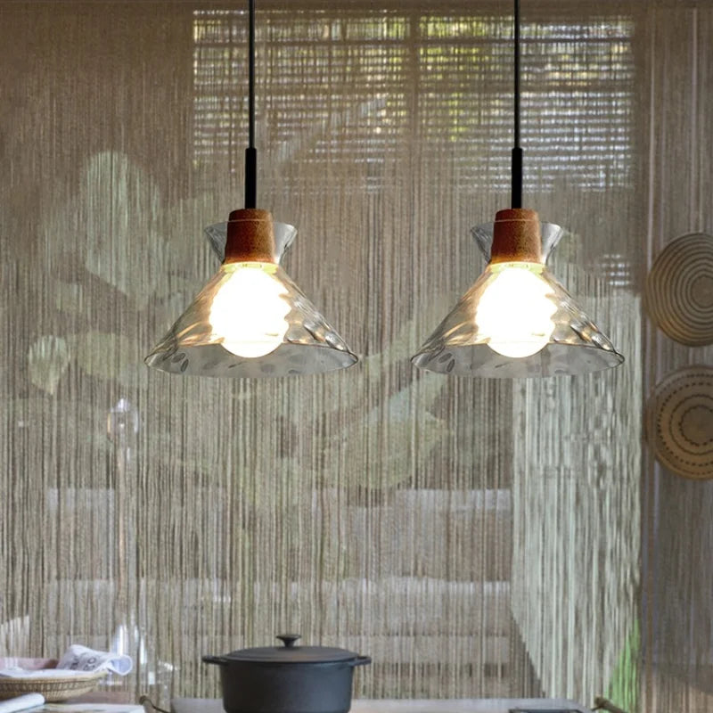 "Minimalistisk Art Ripple glasspendellampe med japansk design og treoppheng, perfekt for moderne interiør."