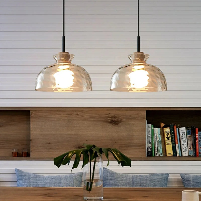 "Minimalistisk Art Ripple glasspendellampe med japansk design og treoppheng, perfekt for moderne interiør."