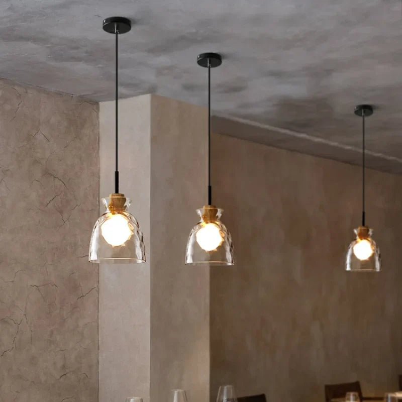 "Minimalistisk Art Ripple glasspendellampe med japansk design og treoppheng, perfekt for moderne interiør."