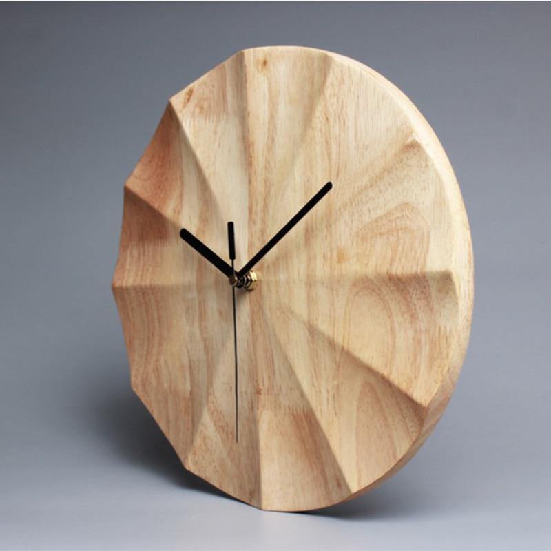 Moderne skandinavisk veggur i beige, med minimalistisk design og stille urverk for kontor og hjem.