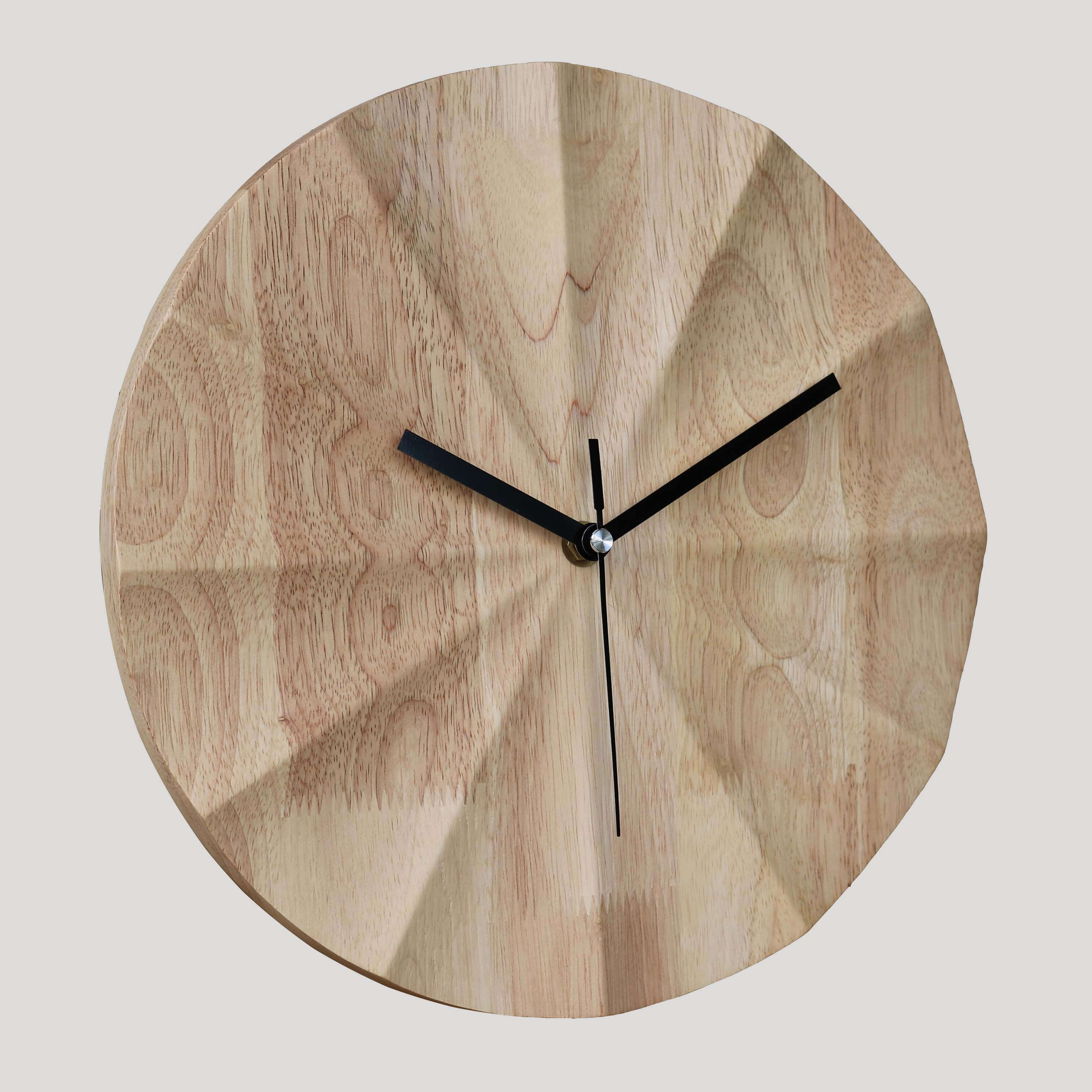 Stilren rund veggklokke i beige, ideell for moderne interiør og minimalistisk hjemmedekorasjon.