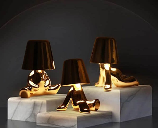 Detalj av lampens base: minimalistisk bordlampe med solid metallkonstruksjon, moderne LED-teknologi.