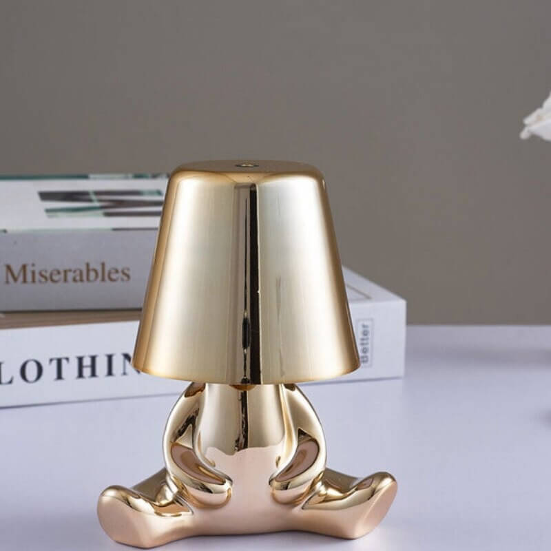 Stilig, moderne bordlampe i børstet gull, med varm LED-belysning, perfekt dekorativ innredning.