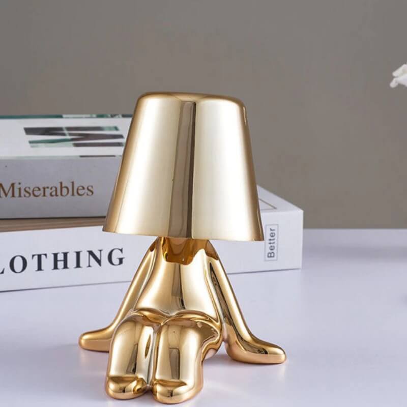 Nærbilde av minimalistisk bordlampe som viser metallfinish og integrert LED, moderne design for hjemmet.