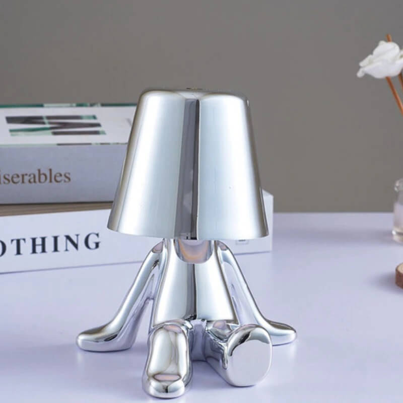Slank sort metall bordlampe, enkle linjer og effektiv LED-belysning, klassisk moderne design.