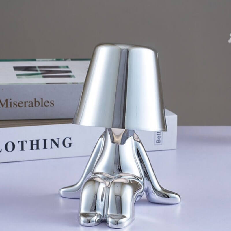 Minimalistisk bordlampe tent i et mørkt rom, skaper stemningsfull LED-belysning, dekorativt fokuspunkt.