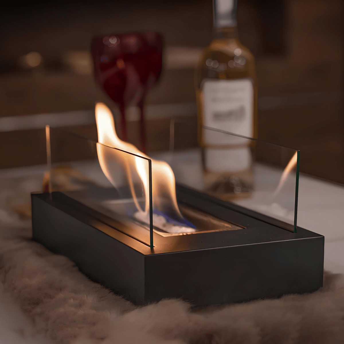 Minimalistisk bordpeis i bioetanol for innendørs bruk, skaper koselig atmosfære med flammelys.