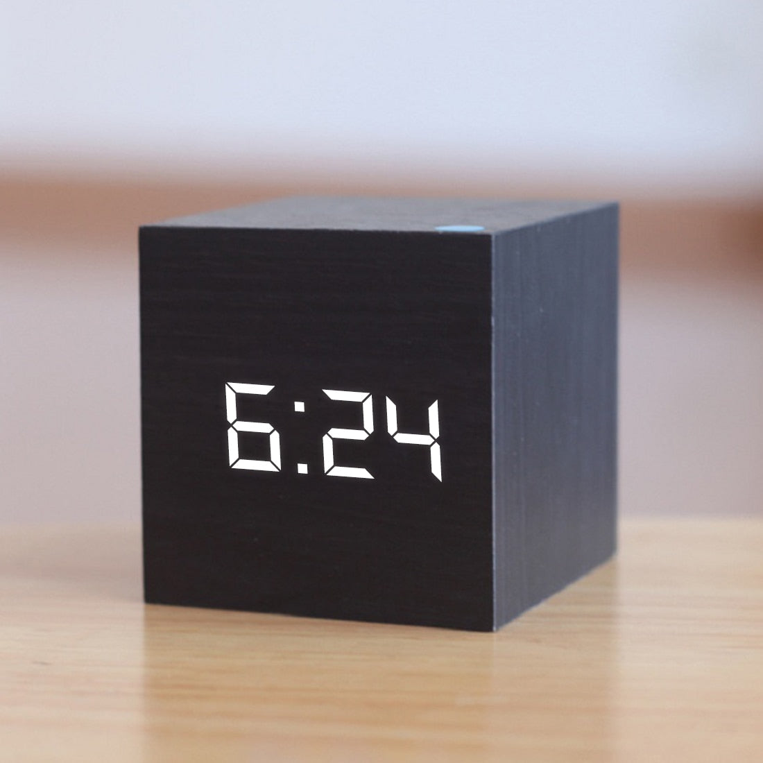 Kompakt digital vekkerklokke i svart utførelse med tydelig LED-display, viser tid og temperatur.