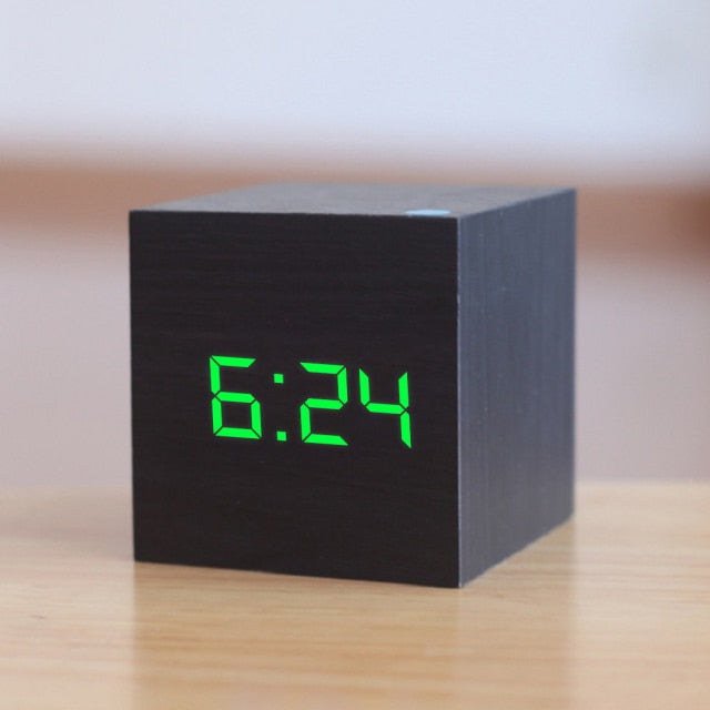 Svart minimalistisk LED-vekkerklokke, digital visning av klokkeslett, passer som bordklokke.