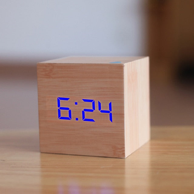 Digital vekkerklokke med LED, svart og minimalistisk, kompakt design med temperaturvisning.
