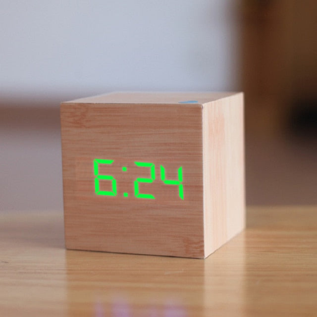 Nærbilde av minimalistisk vekkerklokke, viser tydelig LED-display i nattmodus med mykt lys.