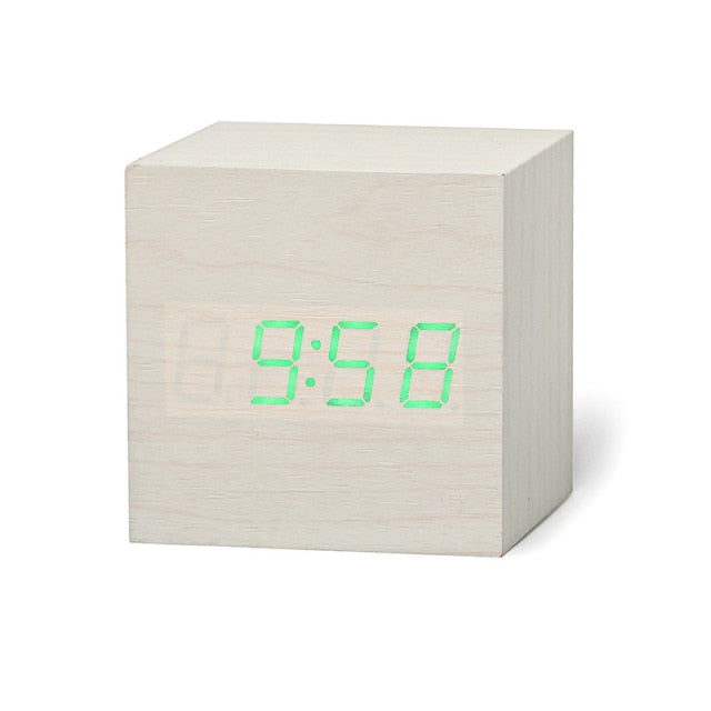 Elegant digital LED vekkerklokke i svart, kompakt for nattbordet, med tids- og temperaturvisning.