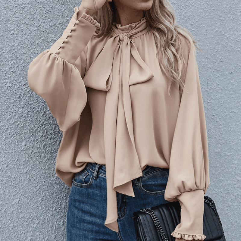 Klassisk langermet bluse for kvinner, minimalistisk og elegant. Passer til formelle antrekk og casual stil.