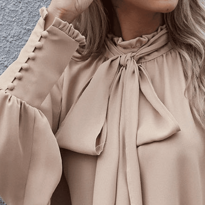 Elegant langermet damebluse med minimalistisk snitt. Allsidig moteplagg for jobb, fest eller fritid.