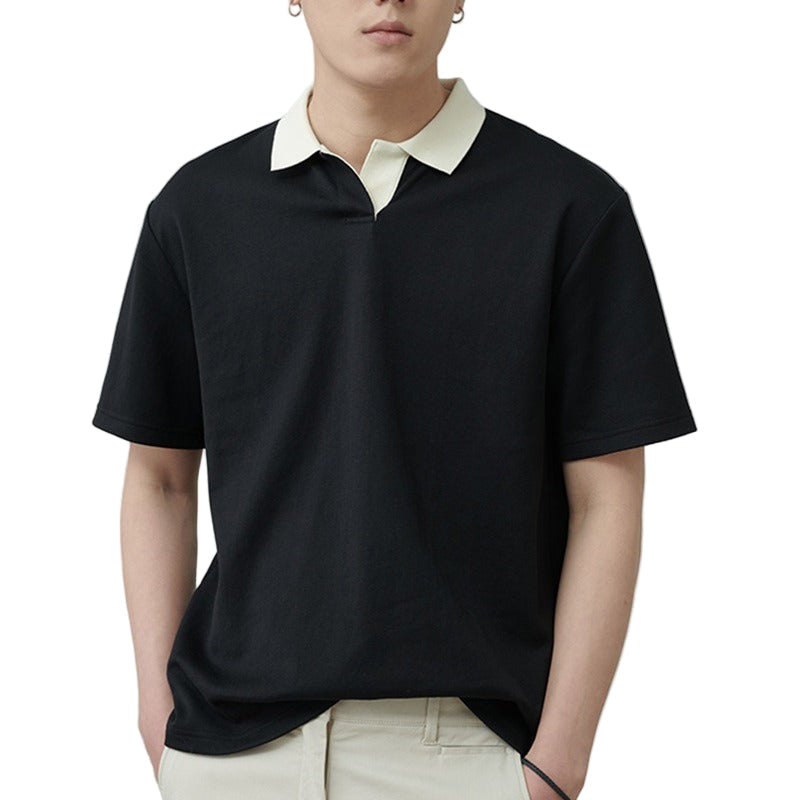 Minimalistisk herre polo skjorte i pustende stoff, perfekt for vår og sommer. Komfortabel og tidløs stil for hverdagsbruk.