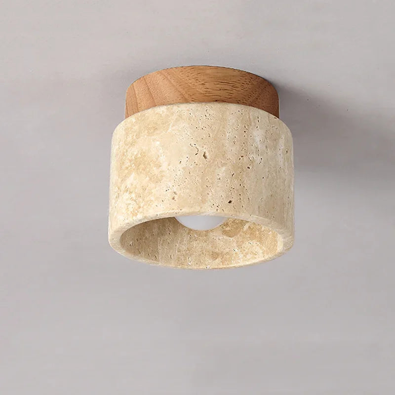 "Minimalistisk japansk taklampe i kremstil med myk kremhvit finish og kunstnerisk form, perfekt for rolig interiør."