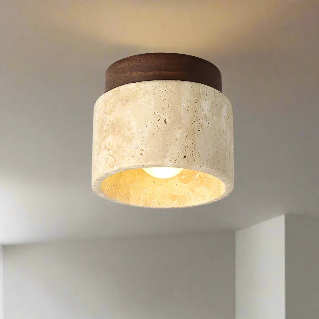 "Minimalistisk japansk taklampe i kremstil med myk kremhvit finish og kunstnerisk form, perfekt for rolig interiør."