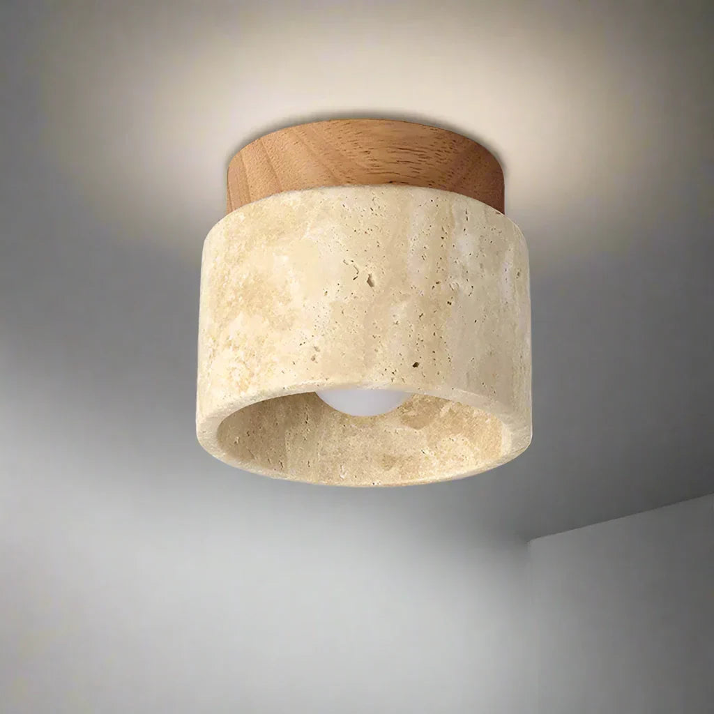 "Minimalistisk japansk taklampe i kremstil med myk kremhvit finish og kunstnerisk form, perfekt for rolig interiør."