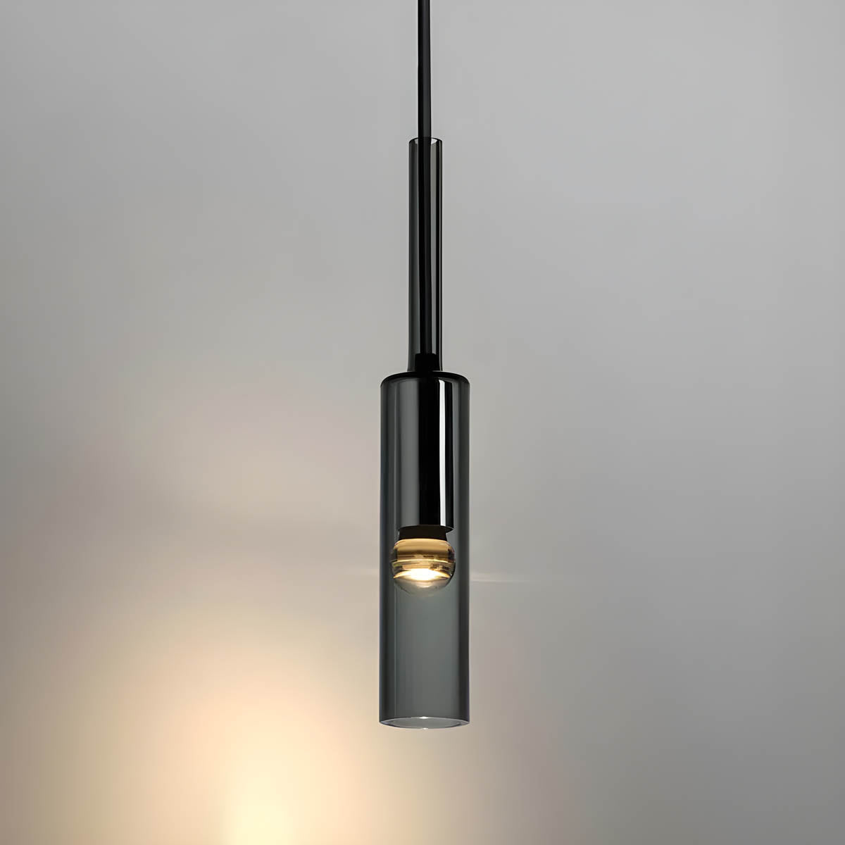 "Minimalistisk krystallpendellampe i moderne stil med jern- og glassmaterialer, skaper en varm og innbydende atmosfære."