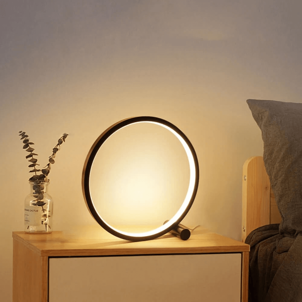 Dimmbar LED bordlampe i minimalistisk design, skaper ønsket stemning med justerbart lys.