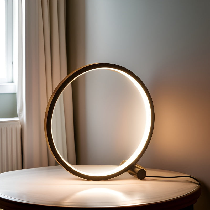 Energivennlig LED bordlampe med trinnløs dimming og praktisk USB-tilkobling.