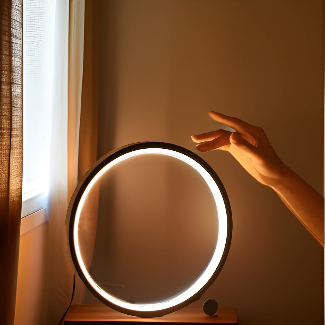 Allsidig LED bordlampe i minimalistisk stil, ideell for soverom, kontor og stue.