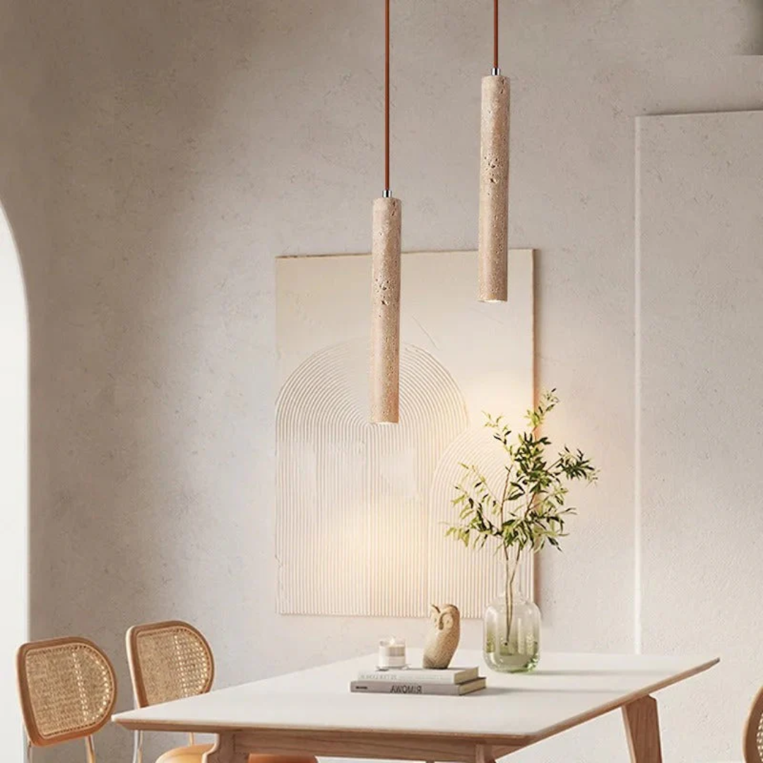 Moderne wabi-sabi taklampe med LED. Sprer mykt og varmhvitt lys, ideell for å skape en koselig atmosfære.