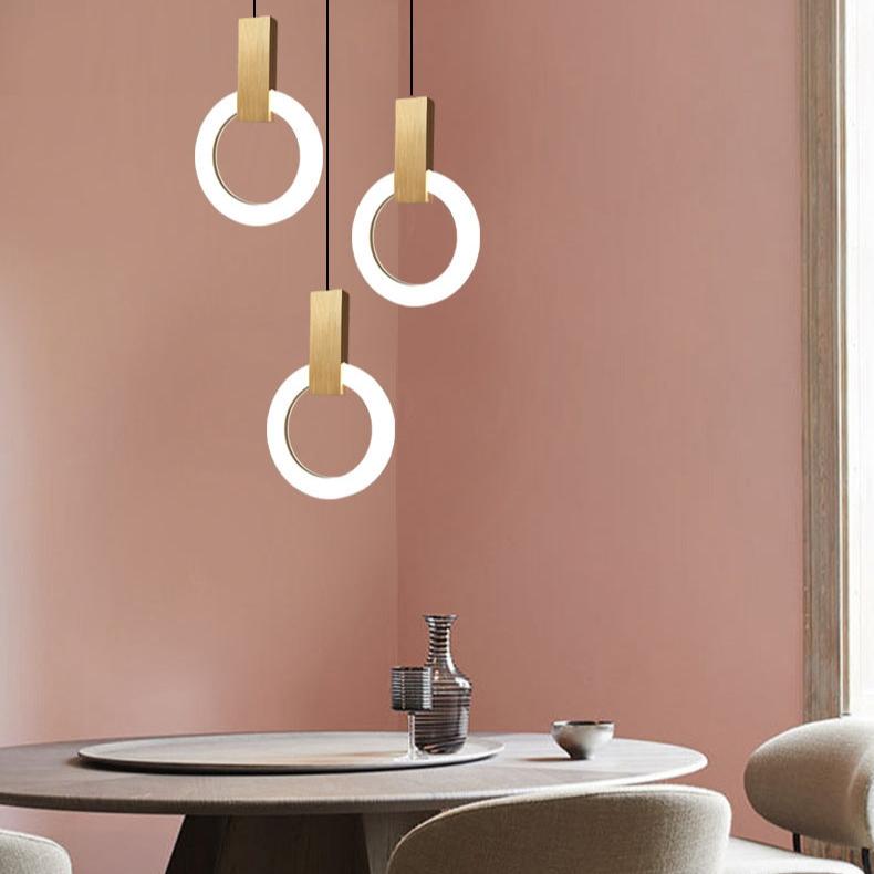 "Minimalistisk LED-pendellampe i sirkulær design, gir varm belysning med nordisk eleganse, ideell for moderne rom."