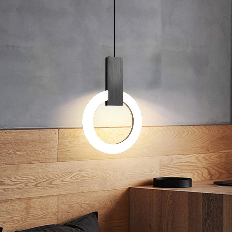 "Minimalistisk LED-pendellampe i sirkulær design, gir varm belysning med nordisk eleganse, ideell for moderne rom."