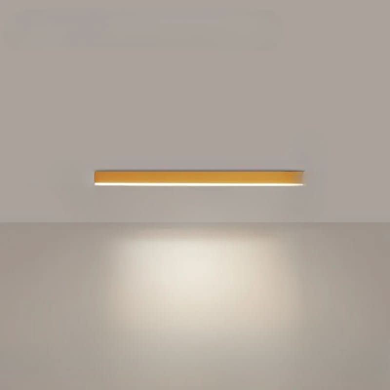 Fra siden: minimalistisk LED taklampe. Moderne designlampe for taklys i hjemmet. LED-belysning.