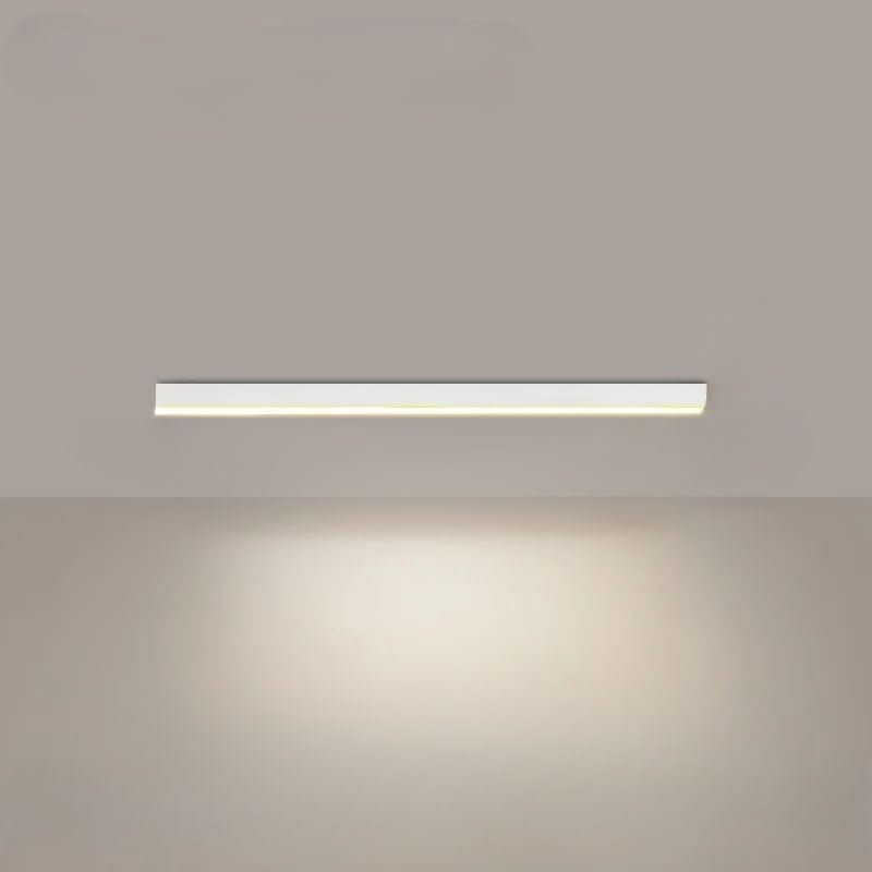 Familie nyter lys fra minimalistisk LED taklampe i moderne stue. Komfortabelt og energieffektivt taklys.