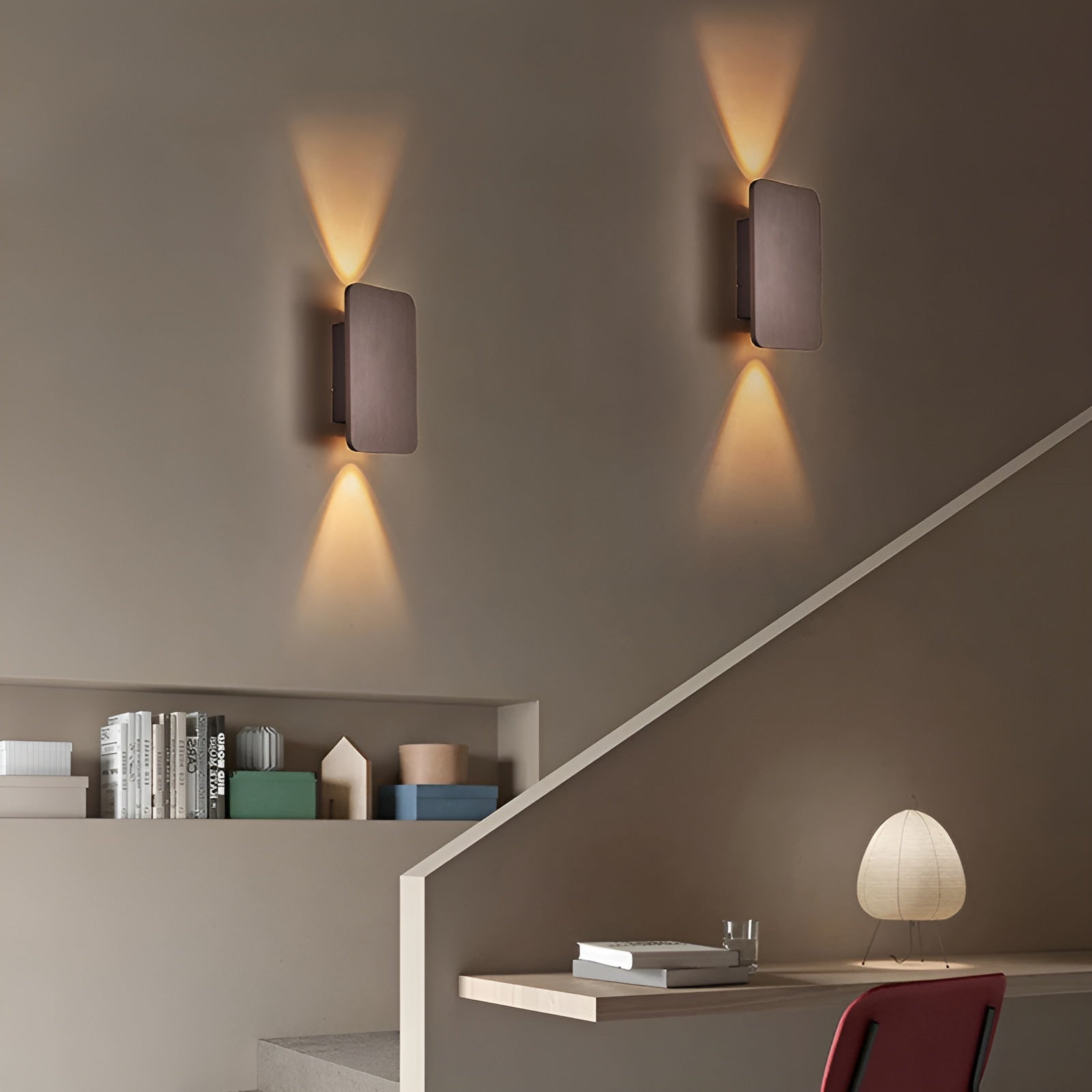Moderne LED vegglampe for innendørs bruk, gir et mykt, atmosfærisk lys og er svært energieffektiv.
