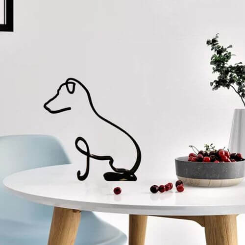 Dekorativ hundefigur i svart metall, ideell for moderne kontorinnredning