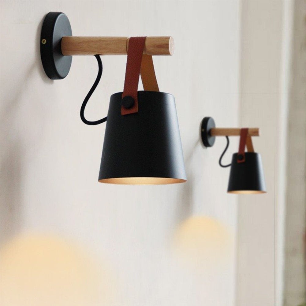 Nordisk designet trelampe for vegg, ideell for effektiv og stilfull belysning.